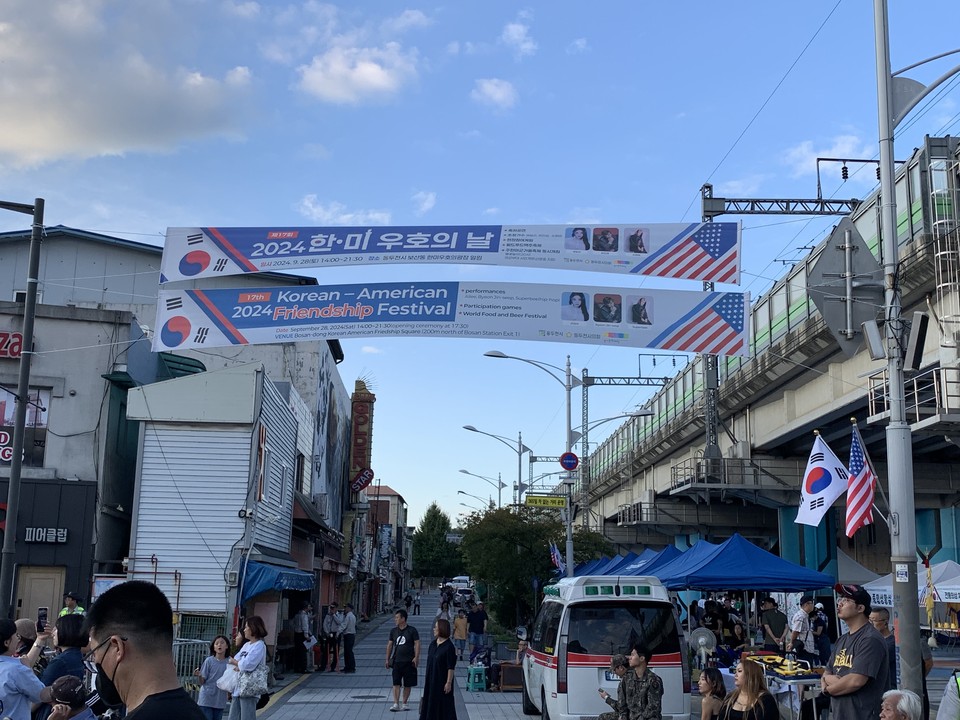 28일 오후 6시 45분께 동두천시 ‘Camp보산 관광특구’에서 열린 한·미 우호 공연장을 둘러봤다. (사진=오기춘 기자)