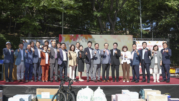인천 중구 율목동 행정복지센터는 지난 28일 율목 어린이 공원(율목로 45 일원)에서 ‘제3회 주민총회 및 제15회 밤나무골 밤수확 한마당 축제’를 주민 등 400여 명이 참석한 가운데 성황리에 개최했다. (사진제공=중구)