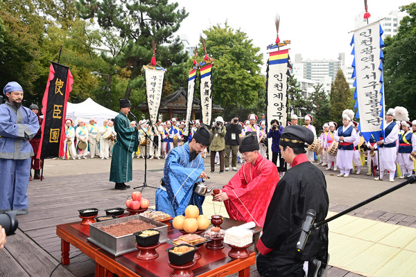 인천 연수구를 대표하는 지역 축제인 제12회 연수능허대문화축제가 오는 4일부터 사흘간 능허대공원과 송도달빛축제공원에서 전통과 현대가 어우러진 특별한 축제로 화려하게 펼쳐진다. (사진제공=연수구)