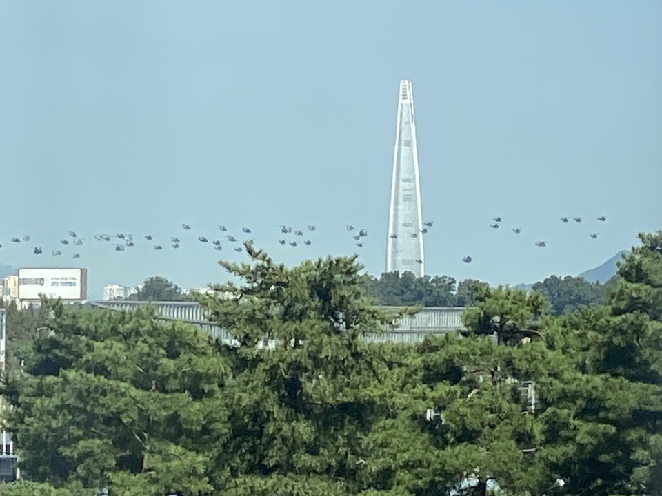 제76주년 국군의 날을 하루 앞둔 30일 오후 성남시청에서 바라본 하늘에 국군 특전사령부 소속 낙하산 부대와 육군 항공대가 대규모 편대를 이뤄 국군의 날을 기념행사 예행연습을 하고 있다. (사진=장은기 기자)