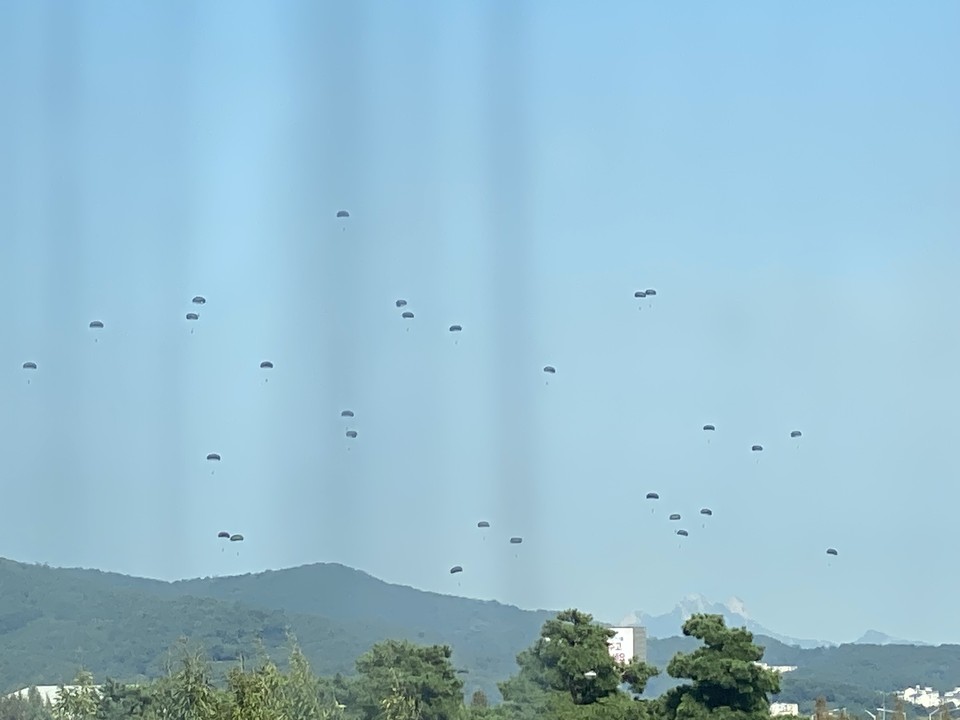 제76주년 국군의 날을 하루 앞둔 30일 오후 성남시청에서 바라본 하늘에 국군 특전사령부 소속 낙하산 부대와 육군 항공대가 대규모 편대를 이뤄 국군의 날을 기념행사 예행연습을 하고 있다. (사진=장은기 기자)