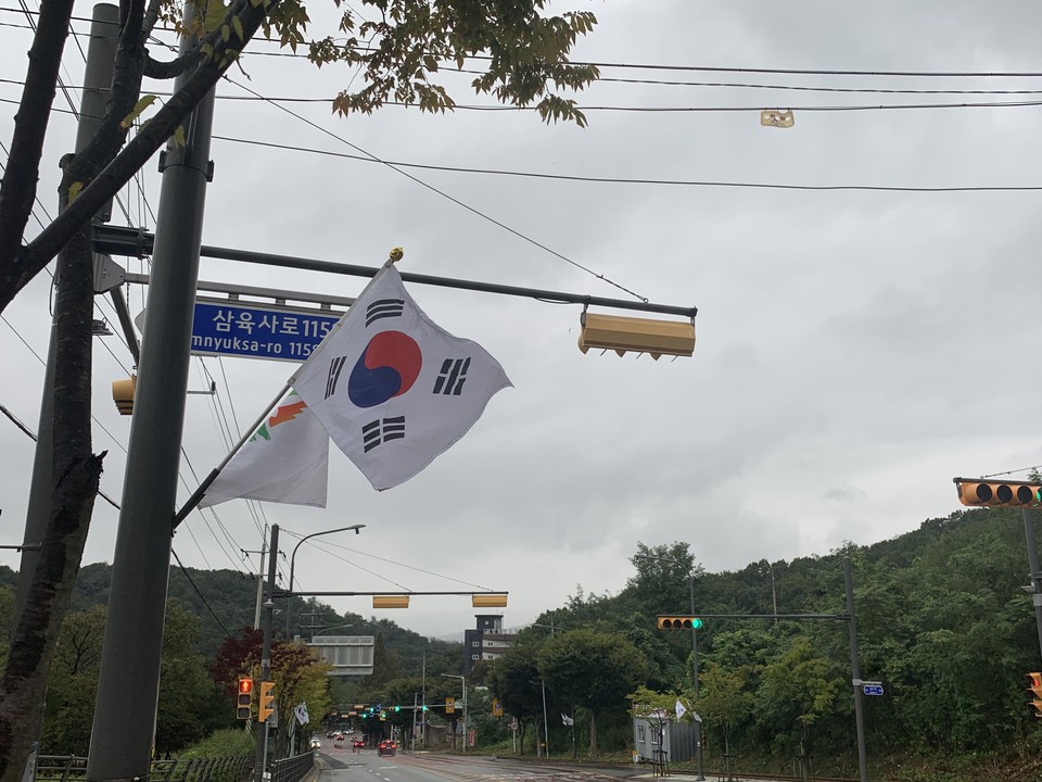 1일 오전 9시께 동두천시 삼육사로에 내걸린 태극기가 바람에 힘차게 휘날리고 있다. (사진=오기춘 기자)