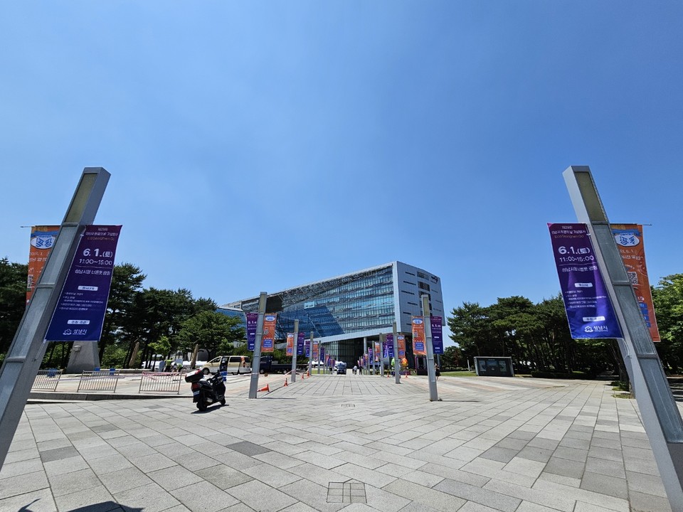 31일 오후 1시35분께 성남시청 광장에 ‘환경의 날’을 맞아 열리는 기념행사와 체험행사를 알리는 홍보배너가 게시돼 바람에 펄럭이고 있다. (사진=장은기 기자)