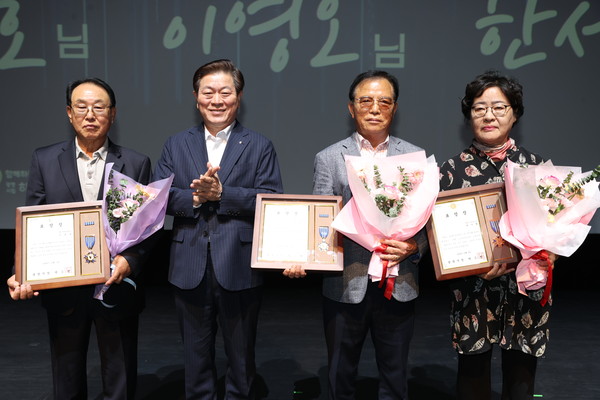 광명시가 2일 제28회 노인의 날을 맞아 광명시민회관과 광명시민운동장에서 ‘노인이 행복한 광명, 광명이 있어 든든한 노인’을 주제로 다채로운 노인의 날 기념행사를 개최했다. (사진제공=광명시)