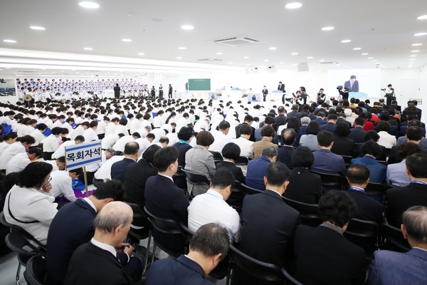 2일 신천지 서울교회에서 ‘2024 신천지 계시 성취 실상 증거 말씀대성회’가 열린 가운데 목회자들이 기도하고 있는 모습.