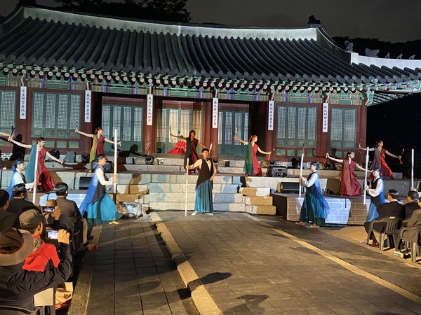 남한산성의 유네스코 세계유산 등재 10주년을 기념하는 ‘제29회 광주시 남한산성문화제’가 3일 남한산성 행궁 외행전에서 개회식을 갖고 본격 행사에 돌입했다. (사진=장은기 기자)