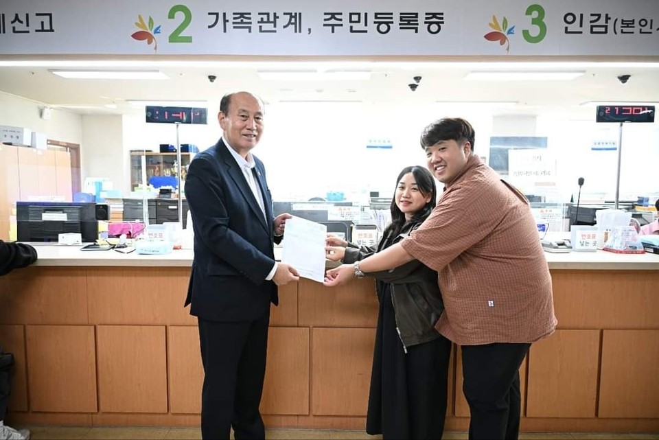 동두천 다섯 쌍둥이의 이름이 김새힘, 새찬, 샛강, 새별, 새봄으로 지어져 4일 출생신고를 마쳤다. (사진=박형덕 동두천시장 페이스북)