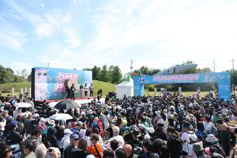 김동연 경기도지사가 5일 파주 임진각 일대에서 열린 ‘2024 DMZ 평화 걷기’에 참석해 도민들과 함께 걸으며 한반도 평화를 기원했다. (사진제공=경기도)