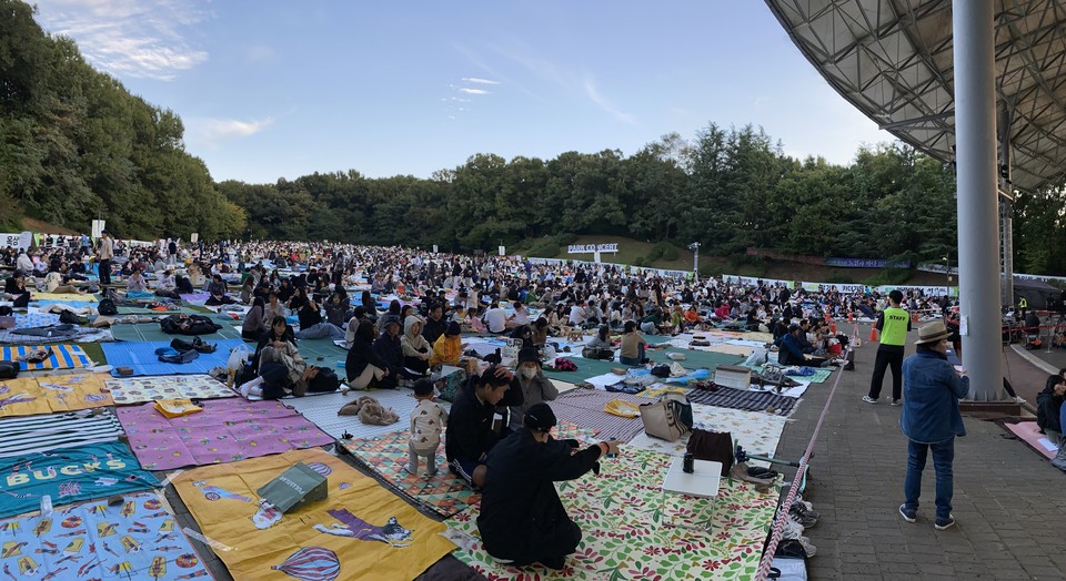 5일 오후 5시50분께 분당중앙공원에서 열린 ‘2024 성남페스티벌 개막식’과 공연을 보기 위해 약 5000여 명의 관중이 운집해 있다. (사진=장은기 기자)