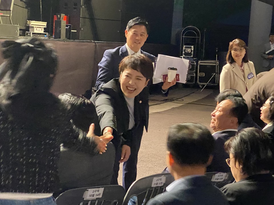 5일 오후 6시30분께 ‘2024 성남페스티벌’ 공연장에 참석한 국민의힘 분당갑 김은혜 국회의원이 참석한 내빈들과 인사를 나누고 있다. (사진=장은기 기자)