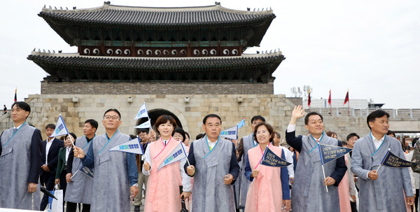 수원특례시의회가 6일 수원 장안문에서 진행된 2024 정조대왕 능행차 공동재현에 동참했다. (사진제공=수원특례시의회)