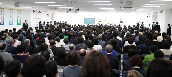 ‘신천지 인천 전도 대성회’가 6일 열린 가운데 목회자들이 이만희 총회장의 강연을 듣고 있다.