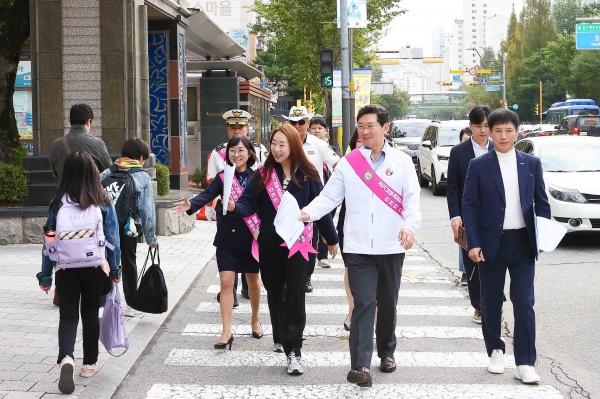 이상일 용인특례시장, 동막초 통학로 살피고 교통안전 캠페인 동참