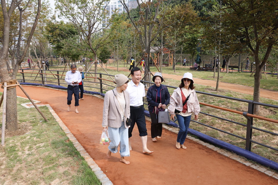 의왕시가 7일 백운밸리 연결녹지 황톳길 개장식 열고 본격 운영에 들어갔다. (사진제공=의왕시)