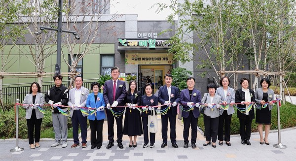 인천 미추홀구가 7일 더샵아르테 단지 내에서 어린이집 연합회, 학부모 등 50여 명이 참석한 가운데 국공립 예일어린이집의 개원식을 진행했다. (사진제공=미추홀구)