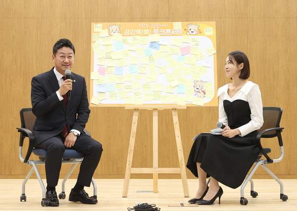 김진경 도의회 의장이 7일 의회 청사 대회의실에서 열린 ‘제3회 의회공감’에서 직원과 소통·공감 시간 마련했다. (사진제공=경기도의회)