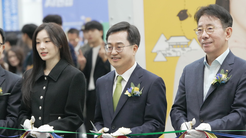 8일 오전 수원컨벤션센터에서 ‘2024 경기도 KB굿잡(JOB) 페스티벌’ 개막식이 열린 가운데 (왼쪽부터) 피겨스타 김연아, 김동연 경기도지사, 이재근 KB국민은행장이 테이프 커팅 세레모니를 하고 있다.  (사진=김상현 기자)