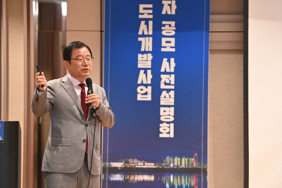 이현재 하남시장이 미래형 첨단산업 육성을 목표로 추진 중인 캠프콜번 도시개발사업 민간사업자 공모 사전설명회가 GS건설, HDC현대산업개발, 한국리츠협회 등 국내 주요 건설사와 협회로부터 큰 관심을 받았다. (사진제공=하남시)