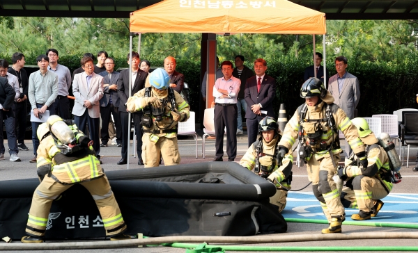 인천시의회는 최근 실제 화재 상황을 가정해 대피하는 훈련과 전기차 화재 진압훈련을 남동소방서와 합동으로 실시했다. (사진제공=인천시의회)