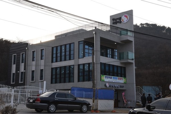 김포 예산과 국·도비 등 15억원을 들여 준공된 뒤, 부지매입과 운영에 나서야 할 어촌계의 이탈로 8년 가까이 개점휴업 상태가 이어지고 있는 한강어촌체험장. (사진=권용국 기자)