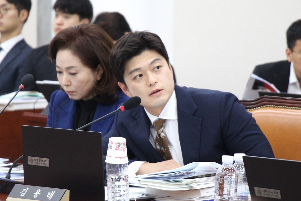 제22대 국회 교육위원회 첫 국정감사에 나선 국민의힘 김용태(포천,가평)국회의원은 한국의학교육평가원의 의과대학 인증, 평가와 둘러싼 갈등 해소를 위해 청소년 마약 및 약물 오남용 예방교육에 따른 국가교육위원회의 활발한 교육의제 공론화 필요성 등의 내용을 강조하고 나섰다. (사진제공=김용태 의원실)