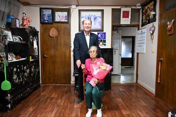 박형덕 동두천시장, 100세 어르신께 청려장 전달