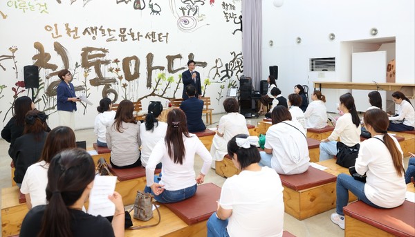 도성훈 인천시교육감은 10일 개항 누리길에서 중구·동구·미추홀구 시민소통참여단과 함께하는 읽걷쓰에 참여했다. (사진제공=인천시교육청)