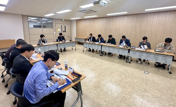 파주시의회 박은주 의원은 지난 8일 자신의 지역구인 ‘운정3지구 내 초등학교 정차대 신설을 위한 관계기관 협력회의’를 개최한 뒤, 2차 회의를 통해 안건을 구체화하기로 했다. (사진제공=파주시의회)