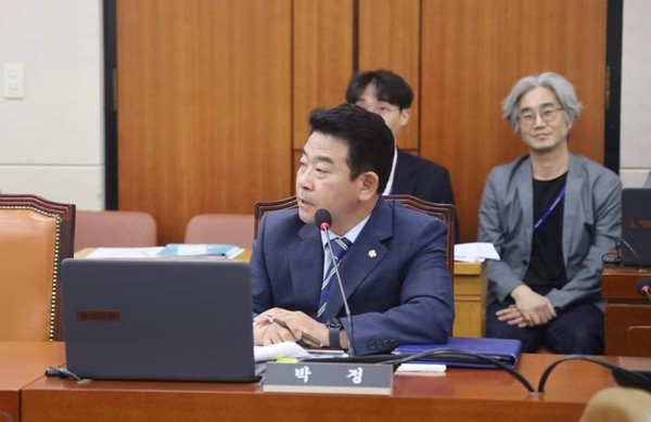 민주당 박정 의원은 10일 노동 부에 국정감사에서 윤석열 대통령이 ILO에 제출한 답변서를 문제 삼고, 팩트가 빠진 답변으로 통상분쟁과 직결될 수도 있다며 서둘러 대책을 마련하라고 호통쳤다. (사진제공=박정 의원실)
