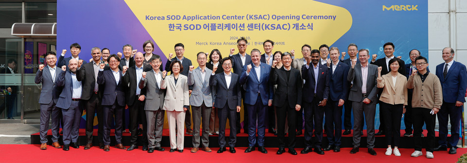 10일 오전 머크 안성공장에서 열린 머크 안성공장 반도체 소재 연구소 개소식에서 김동연 도지사, 김보라 안성시장, 카이 베크만 머크CEO, 본사임원 및 고객사 등 관계자들이 기념촬영을 하고 있다. (사진제공=경기도)