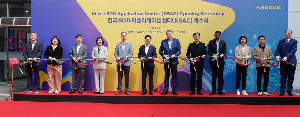 10일 오전 머크 안성공장에서 열린 머크 안성공장 반도체 소재 연구소 개소식에서 김동연 도지사, 김보라 안성시장, 카이 베크만 머크CEO, 본사임원 및 고객사 등이 참석한 가운데 축하 테이프 커팅식이 진행되고 있다. (사진제공=경기도)