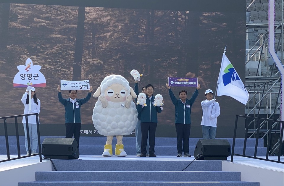 11일 오전 성남종합운동장에서 열린 ‘제18회 경기도장애인체육대회’ 개회식에서 전진선 양평군수가 양평군 선수단을 응원하고 있다. (사진=장은기 기자)
