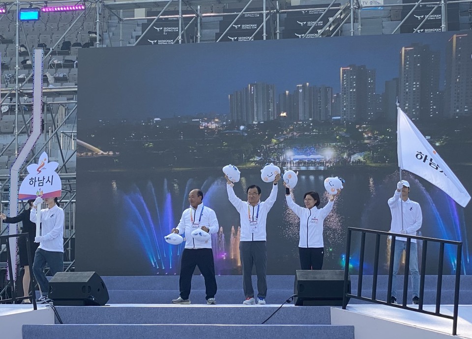 11일 성남종합운동장에서 열린 ‘제18회 경기도장애인체육대회’ 개회식에서 이현재 하남시장이 하남시 선수단을 응원하고 있다. (사진=장은기 기자)