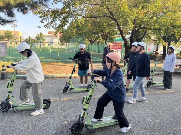 인천환경공단은 10일 승기사업소에서 개인형 이동장치(Personal Mobility) 중 전동킥보드에 대한 안전교육을 직원들 대상으로 실시했다. (사진제공=인천환경공단)