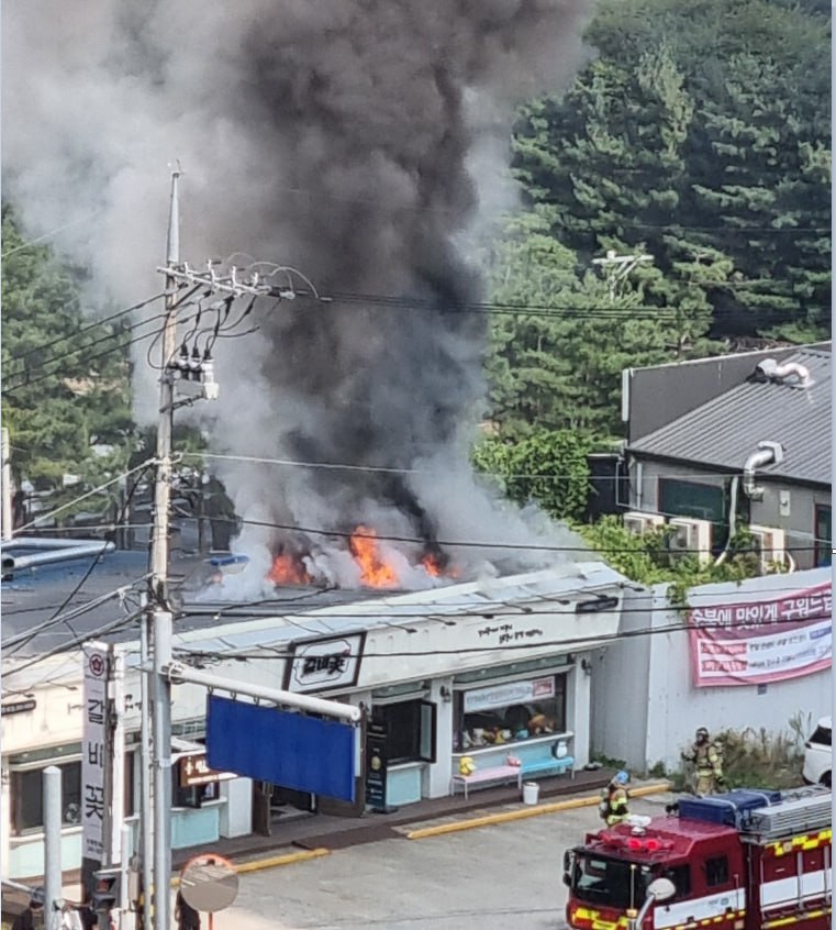 11일 낮 12시14분께 수원시 영통구 영통동의 한 고기구이 음식점에서 불이 나 철골조로 된 음식점과 각종 집기류 들을 태우고 신고를 받고 출동한 소방당국에 의해 약 13분 만인 낮 12시27분께 모두 진화됐다. (사진제공=경기도소방재난본부)