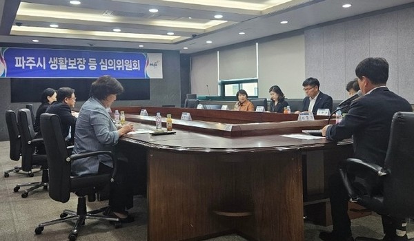 파주시 생활보장 등 심의위원회는 지난 10일 2025년 자활기금 운용계획(안)에 대한 논의를 거쳐 공동체 활동 지원과 자활기업 사회보험료 지원 등 총 5개 사업을 심의·의결했다. (사진제공=파주시)