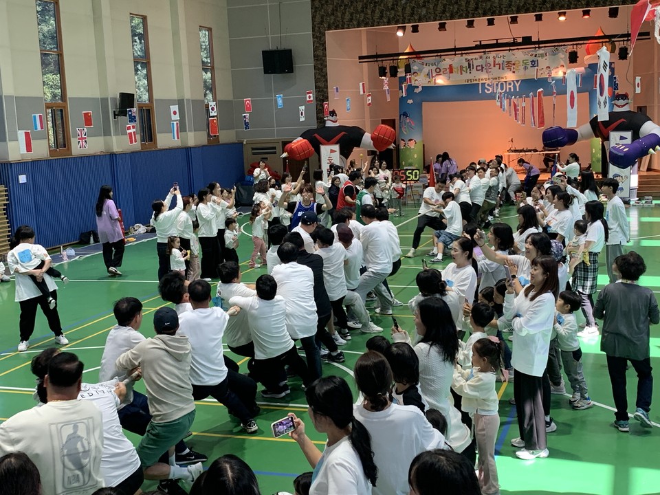 12일 오전 10시께 양주시청소년수련관 실내에서 진행된 어린이집 '가을운동회'에 참석한 아이들과 학부모들이 마냥 즐거운 시간을 보내고 있다. (사진=강상준 기자)