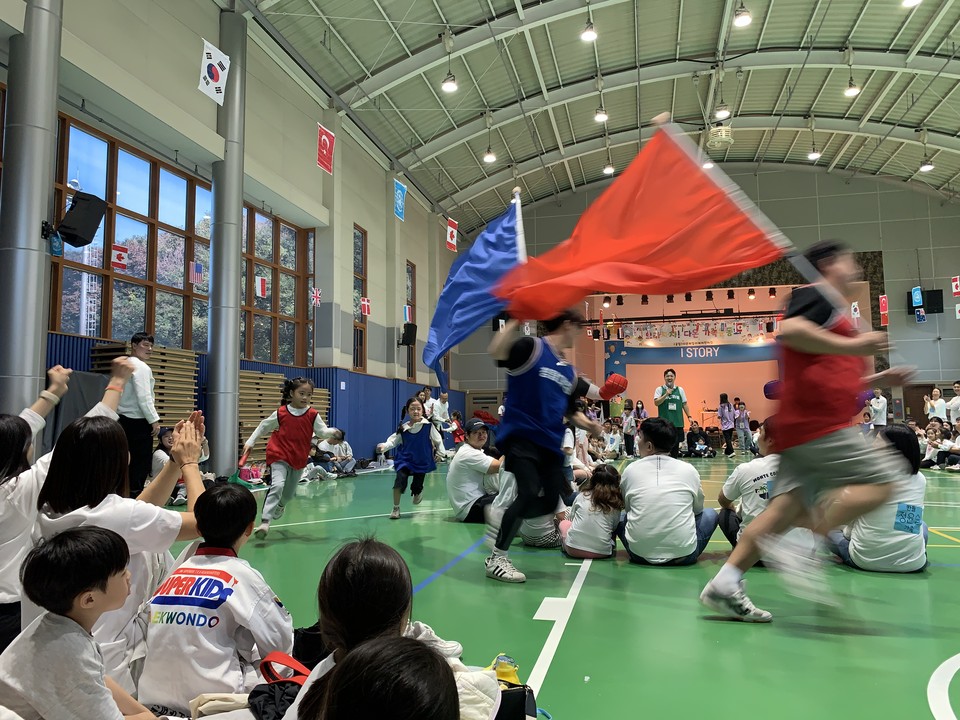 12일 오전 10시께 양주시청소년수련관 실내에서 진행된 어린이집 '가을운동회'에 참석한 아이들과 학부모들이 즐거운 시간을 보내고 있다. (사진=강상준 기자)