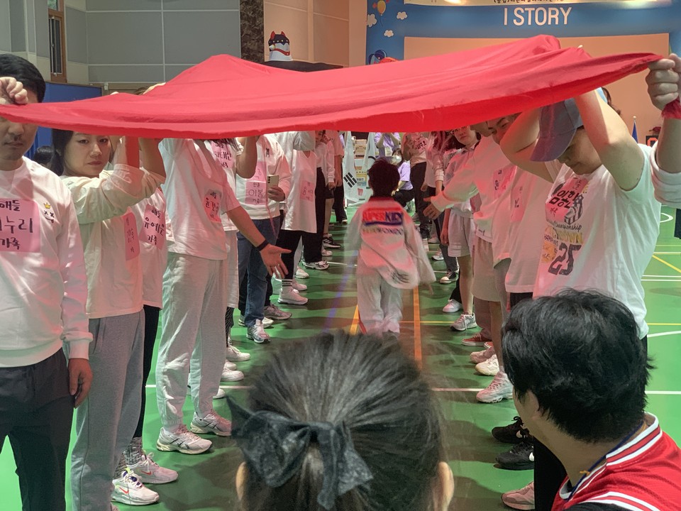 12일 오전 10시께 양주시청소년수련관 실내에서 진행된 어린이집 '가을운동회'에 참석한 아이들과 학부모들이 즐거운 시간을 보내고 있다. (사진=강상준 기자)