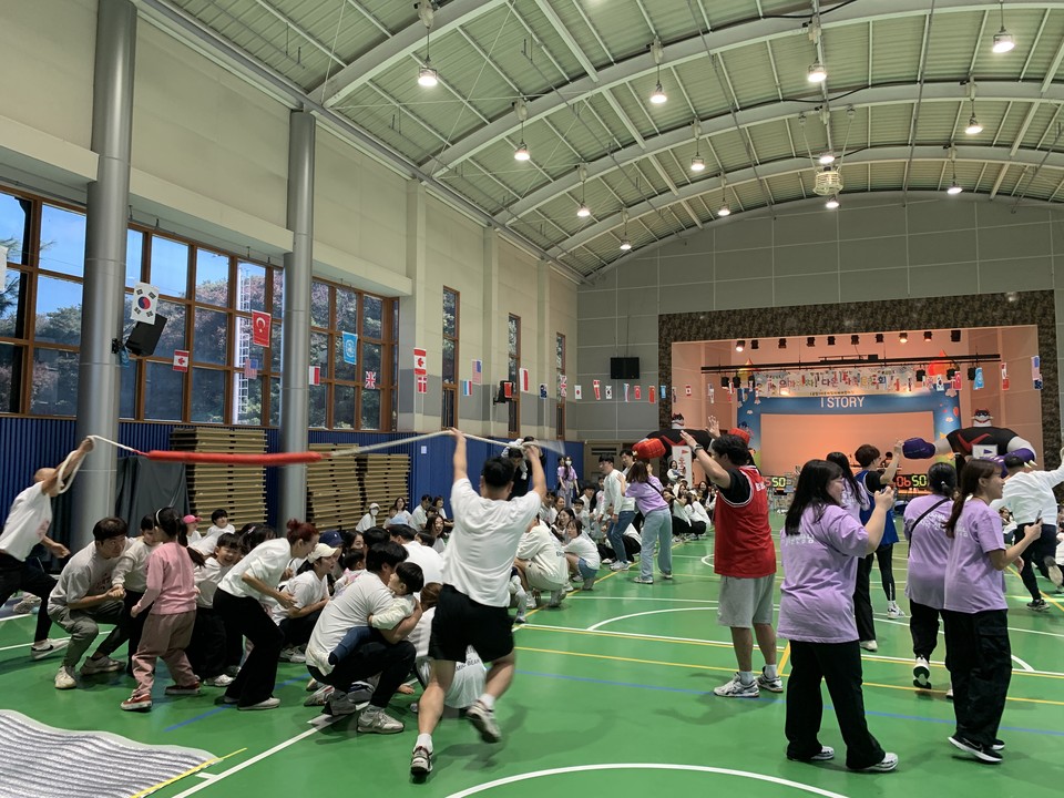 12일 오전 10시께 양주시청소년수련관 실내에서 진행된 어린이집 '가을운동회'에 참석한 아이들과 학부모들이 즐거운 시간을 보내고 있다. (사진=강상준 기자)