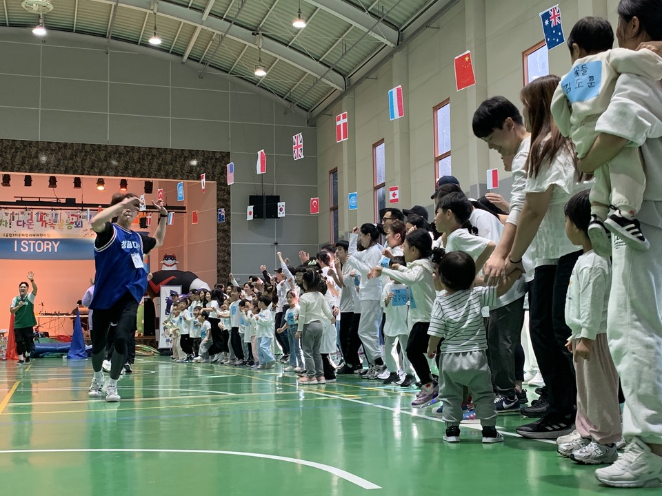12일 오전 10시께 양주시청소년수련관 실내에서 진행된 어린이집 '가을운동회'에 참석한 아이들과 학부모들이 즐거운 시간을 보내고 있다. (사진=강상준 기자)