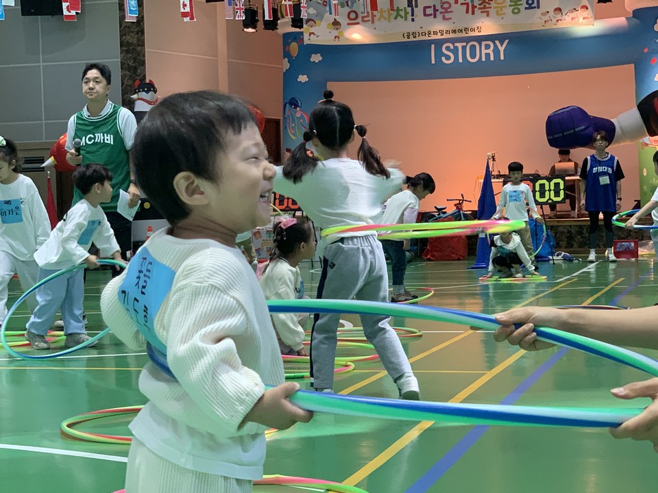 12일 오전 10시께 양주시청소년수련관 실내에서 진행된 어린이집 '가을운동회'에 참석한 아이들과 학부모들이 즐거운 시간을 보내고 있다. (사진=강상준 기자)