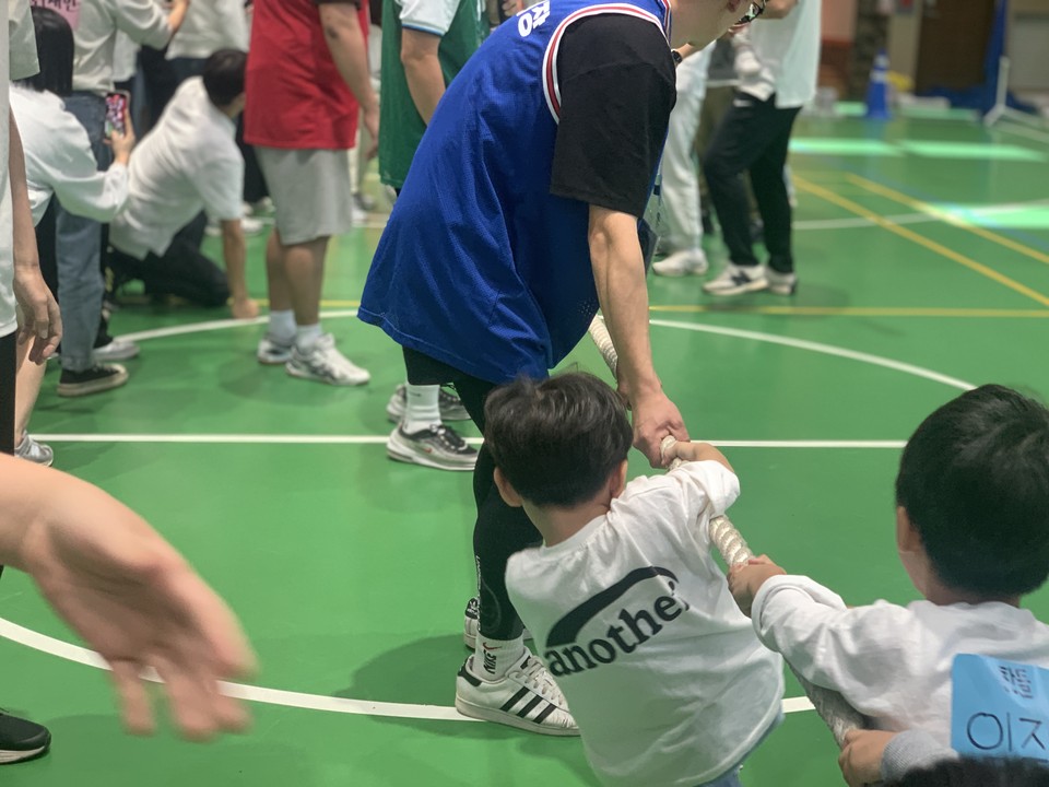 12일 오전 10시께 양주시청소년수련관 실내에서 진행된 어린이집 '가을운동회'에 참석한 아이들과 학부모들이 즐거운 시간을 보내고 있다. (사진=강상준 기자)