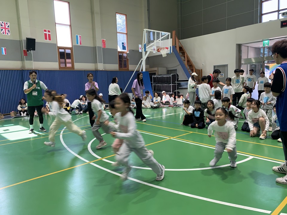 12일 오전 10시께 양주시청소년수련관 실내에서 진행된 어린이집 '가을운동회'에 참석한 아이들과 학부모들이 즐거운 시간을 보내고 있다. (사진=강상준 기자)