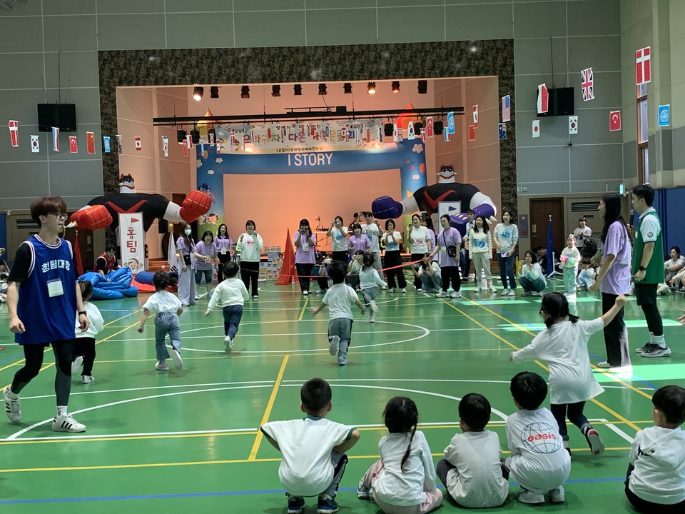 12일 오전 10시께 양주시청소년수련관 실내에서 진행된 어린이집 '가을운동회'에 참석한 아이들과 학부모들이 즐거운 시간을 보내고 있다. (사진=강상준 기자)