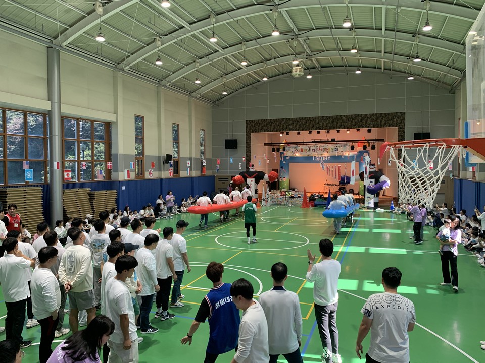 12일 오전 10시께 양주시청소년수련관 실내에서 진행된 어린이집 '가을운동회'에 참석한 아이들과 학부모들이 즐거운 시간을 보내고 있다. (사진=강상준 기자)