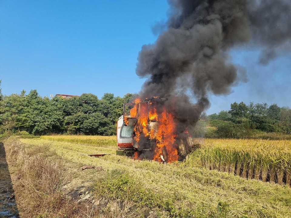 12일 오후 2시33분께 여주시 대신면 천남리 한 논에서 벼베기 작업 중이던 콤바인에 불이 나 신고를 받고 출동한 소방당국에 의해 약 29분 만인 오후 3시2분께 모두 진화됐다. (사진제공=경기도소방재난본부)