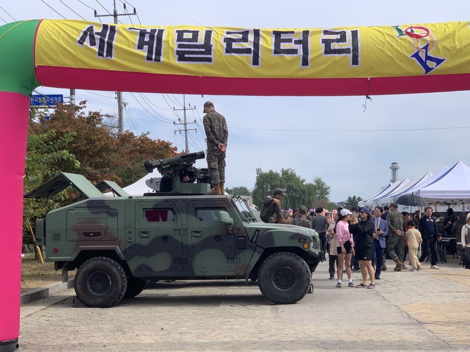 13일 오전 11시30분께 연천군 전곡리 선사 유적지 주차장에서 개최된 ‘제8회 세계 밀리터리 LOOK 페스티벌’ 현장을 사진에 담아 봤다. (사진=오기춘 기자)