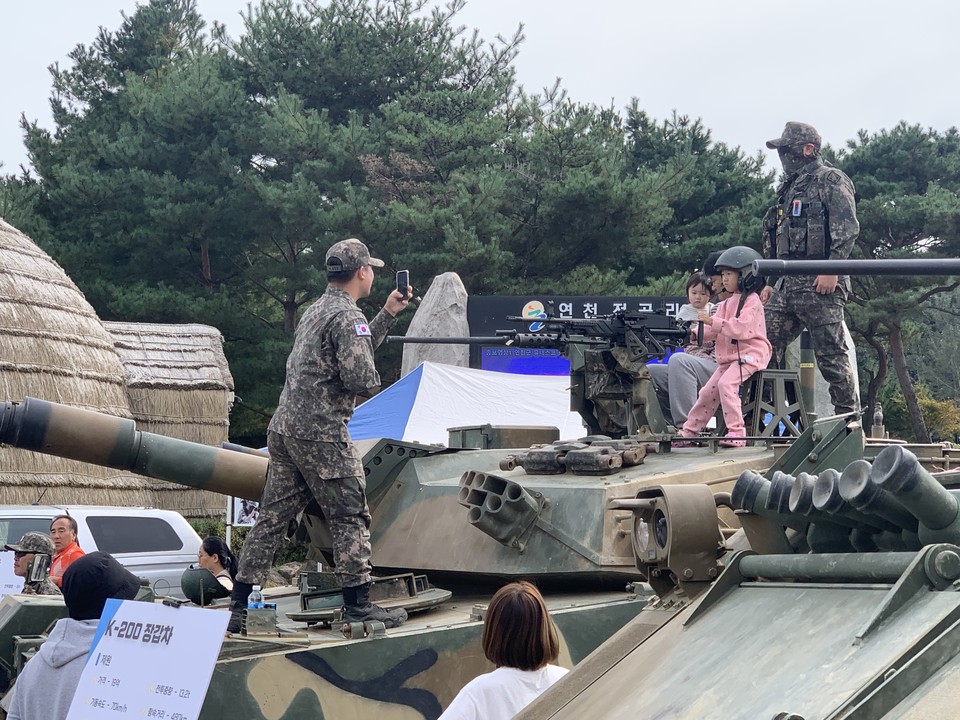 13일 오전 11시30분께 연천군 전곡리 선사 유적지 주차장에서 개최된 ‘제8회 세계 밀리터리 LOOK 페스티벌’ 현장을 사진에 담아 봤다. (사진=오기춘 기자)