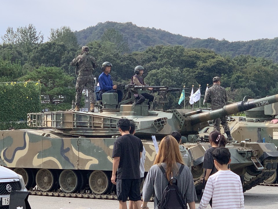 13일 오전 11시30분께 연천군 전곡리 선사 유적지 주차장에서 개최된 ‘제8회 세계 밀리터리 LOOK 페스티벌’ 현장을 사진에 담아 봤다. (사진=오기춘 기자)